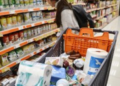 Μεγάλες ανατιμήσεις σε βασικά αγαθά: «Στροφή» στα φθηνά προϊόντα – Πώς η ακρίβεια αλλάζει τις καταναλωτικές συνήθειες