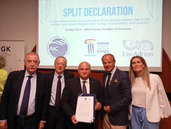 Ο Πάνος Τσιχριτζής στο Σπλίτ της Κροατίας: Υπέγραψε τη Διακήρυξη για την προστασία  της Μεσογειακής Διατροφής