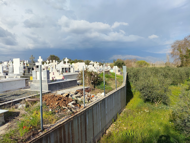Σοβαρός τραυματισμός 50χρονης στο κοιμητήριο Παναιτωλίου – Δεν κατασκευάστηκε  περίφραξη στο σημείο της πτώσης