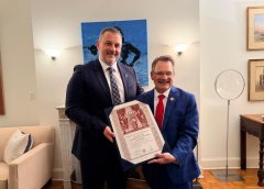 Ιστορική εθνική επιτυχία στις ΗΠΑ: Το Αμερικανικό Κογκρέσο αναγνωρίζει επίσημα τα 200 χρόνια από την Έξοδο – Επίτιμος Δημότης ο Γκας Μπιλιράκης