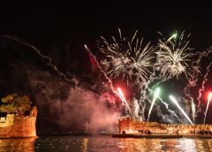 Ναύπακτος: Το κατανυκτικό σκηνικό στο Ενετικό Λιμάνι που συγκινεί | Χιλιάδες επισκέπτες για την Περιφορά των Επιταφίων (Phptos)