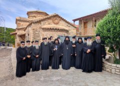 Η Ιερά Κοινότητα του Αγίου Όρου στις  Ι. Μ. Εισοδίων της Θεοτόκου Μυρτιάς και  Αγίου Κοσμά του Αιτωλού