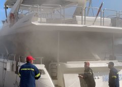 Φωτιά σε πολυτελές γιοτ στη μαρίνα Αμφιλοχίας – Μεγάλη επιχείρηση της Πυροσβεστικής