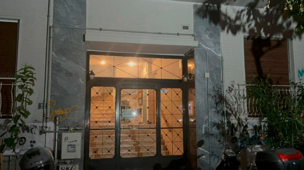 Μυστήριο με το νεκρό βρέφος μέσα σε δοχείο κρυμμένο σε βαλίτσα σε Airbnb στην Κυψέλη, αναμένονται απαντήσεις από τον ιατροδικαστή